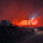 Ολονύχτιος εφιάλτης στην Πάρο: Πυροσβέστες και εθελοντές παλεύουν με τις φλόγες και τα 7 μποφόρ για να σώσουν περιουσίες