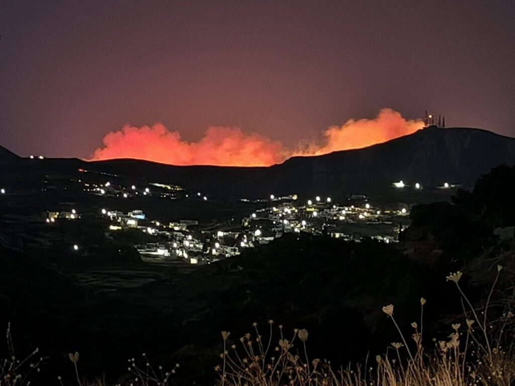Ολονύχτιος εφιάλτης στην Πάρο: Πυροσβέστες και εθελοντές παλεύουν με τις φλόγες και τα 7 μποφόρ για να σώσουν περιουσίες - newstok.gr