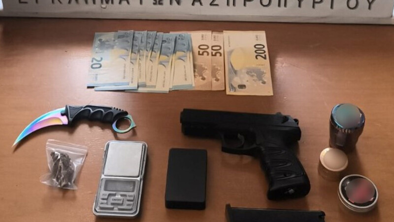 Χειροπέδες σε 22χρονο στις Αχαρνές μετά από αστυνομική έφοδο – Βρέθηκαν όπλα και ναρκωτικά