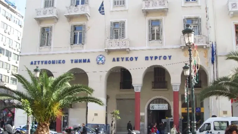 Θεσσαλονίκη: Συνελήφθη 54χρονη που είχε δύο παιδιά σε "τρώγλη" γεμάτη ακαθαρσίες ζώων - Υγειονομική βόμβα το σπίτι - newstok.gr