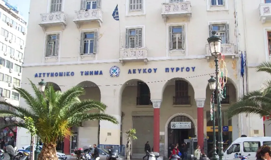 Θεσσαλονίκη: Συνελήφθη 54χρονη που είχε δύο παιδιά σε "τρώγλη" γεμάτη ακαθαρσίες ζώων - Υγειονομική βόμβα το σπίτι - newstok.gr