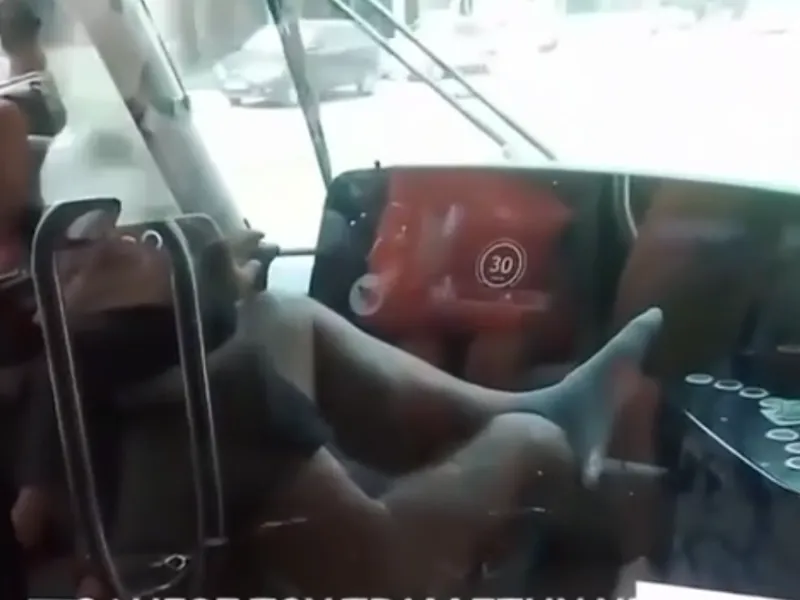 Οδηγός τραμ με τα πόδια στην κονσόλα και τσιγάρο εν ώρα υπηρεσίας - Η ανακοίνωση της ΣΤΑΣΥ - newstok.gr