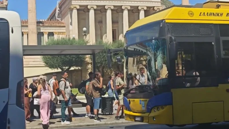 Σύγκρουση λεωφορείου με τρόλεϊ στην Πανεπιστημίου - Τέσσερις ελαφρά τραυματίες - newstok.gr