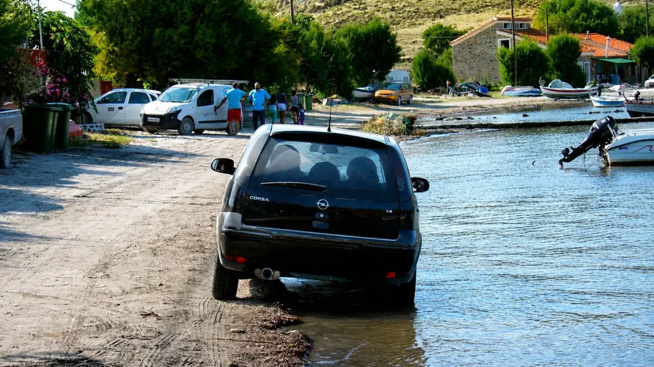 Οδηγός πάρκαρε το αυτοκίνητο του μέσα στη θάλασσα
