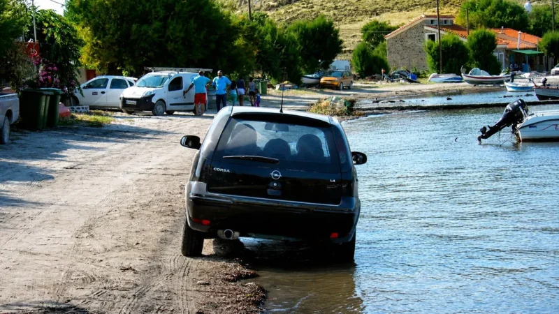 Οδηγός πάρκαρε το αυτοκίνητο του μέσα στη θάλασσα - newstok.gr