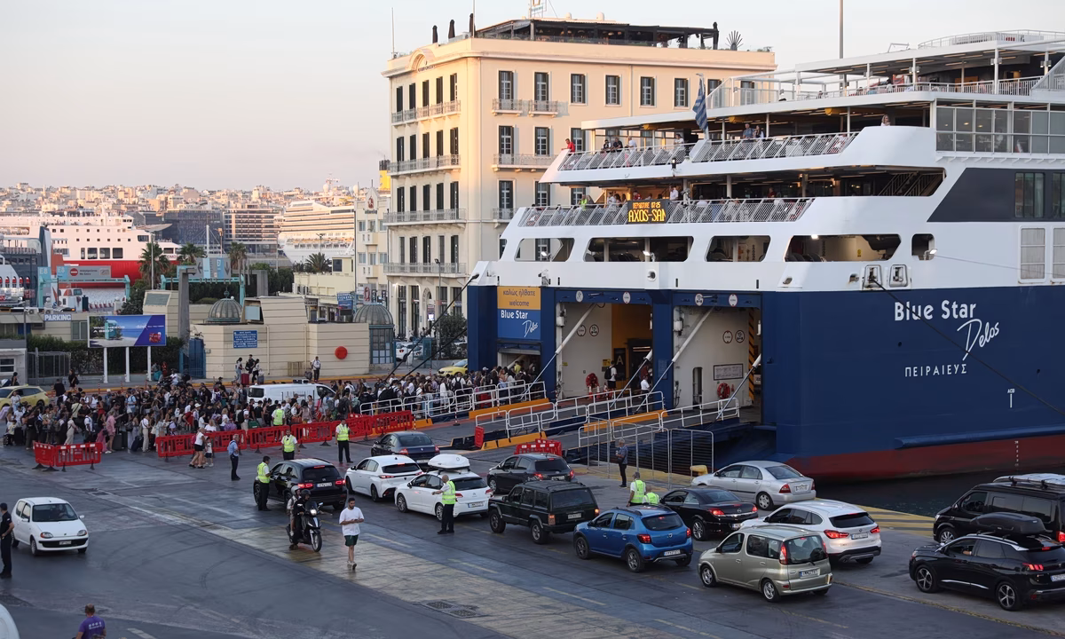 Κύμα επιστροφής αδειούχων - Πάνω από 90.000 επιβάτες στα λιμάνια της Αττικής - newstok.gr
