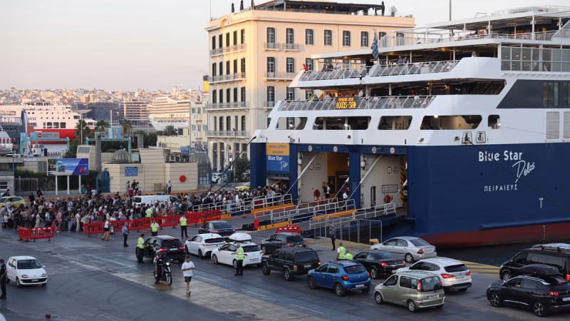 Κύμα επιστροφής αδειούχων - Πάνω από 90.000 επιβάτες στα λιμάνια της Αττικής - newstok.gr