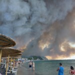 Δύσκολες ώρες στη Χαλκιδική με τις φλόγες να απειλούν κατοικημένες περιοχές - Μηνύματα του 112 για εκκενώσεις στη Σίβηρη