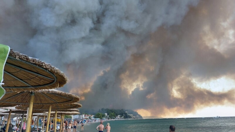 Δύσκολες ώρες στη Χαλκιδική με τις φλόγες να απειλούν κατοικημένες περιοχές - Μηνύματα του 112 για εκκενώσεις στη Σίβηρη