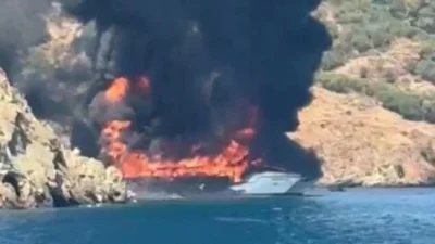 Τουρκία: Φωτιά σε τουριστικό σκάφος ανοιχτά της Φέτιγιε – Σώοι οι 115 επιβαίνοντες που πήδηξαν στη θάλασσα