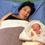 «Πάντα ήθελα να γίνω μητέρα»: Η συγκινητική ιστορία της 62χρονης Μαμπέλ που γέννησε ένα υγιέστατο αγοράκι!