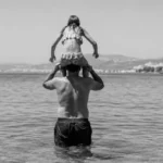 Χανιά: Σοβαρό ατύχημα για 45χρονο σε παραλία - Έπαθε κάταγμα στον αυχένα παίζοντας με το ανιψάκι του - newstok.gr