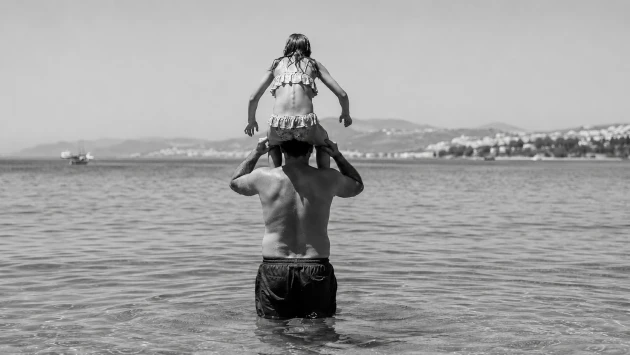 Χανιά: Σοβαρό ατύχημα για 45χρονο σε παραλία - Έπαθε κάταγμα στον αυχένα παίζοντας με το ανιψάκι του - newstok.gr