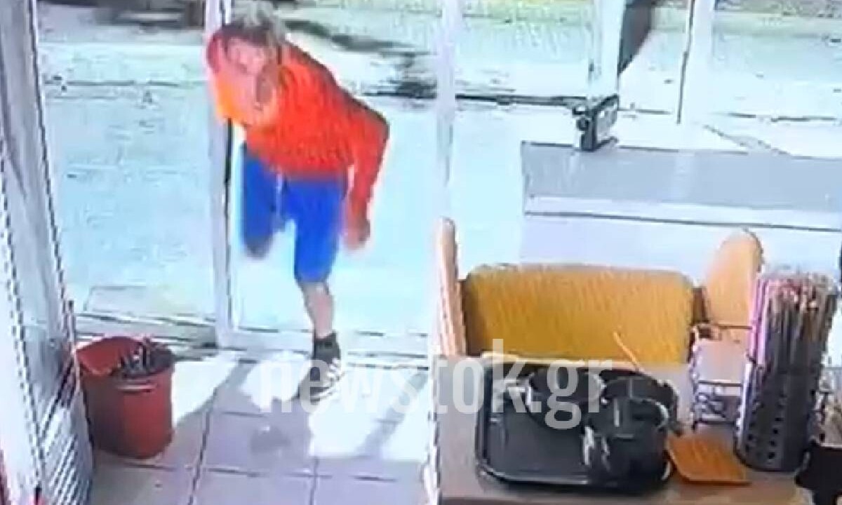 Θράσος χωρίς όρια: Έσπασε την τζαμαρία και άδειασε το ταμείο!