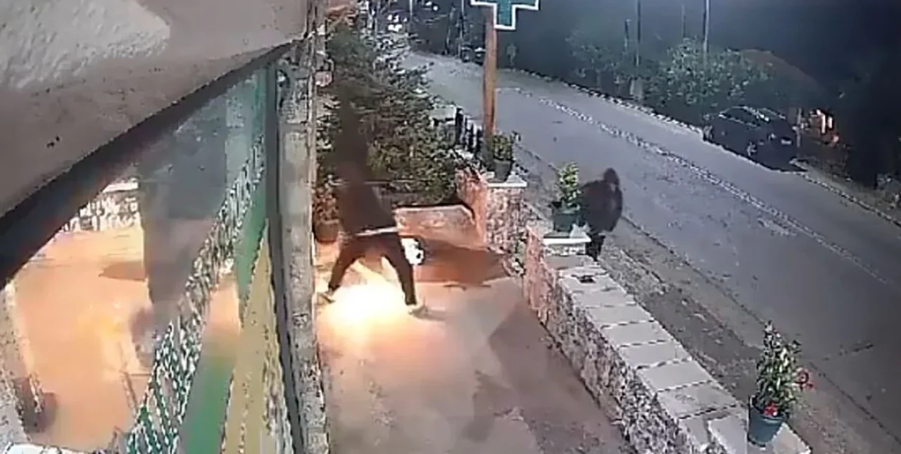 Καταδρομική στο Σκοτάδι: Πυρπόλησαν Φαρμακείο στη Βλαχέρνα - Βίντεο ντοκουμέντο την ώρα του εμπρησμού