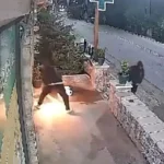 Καταδρομική στο Σκοτάδι: Πυρπόλησαν Φαρμακείο στη Βλαχέρνα - Βίντεο ντοκουμέντο την ώρα του εμπρησμού