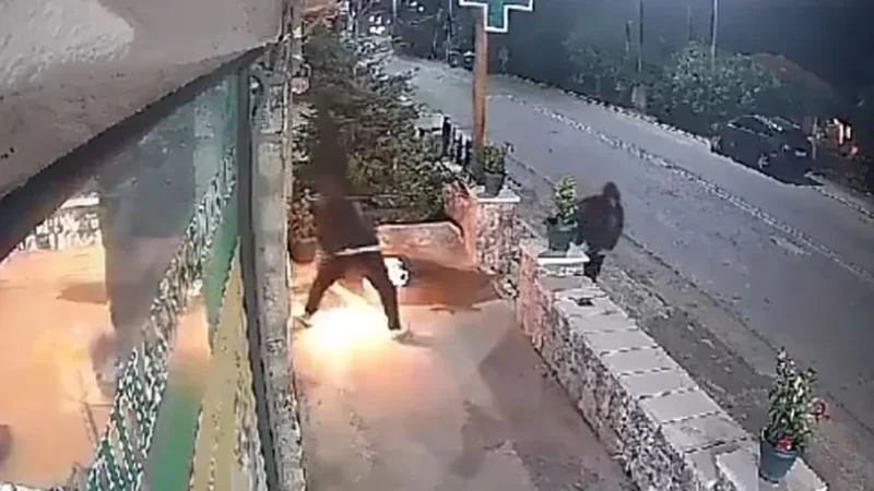 Καταδρομική στο Σκοτάδι: Πυρπόλησαν Φαρμακείο στη Βλαχέρνα - Βίντεο ντοκουμέντο την ώρα του εμπρησμού