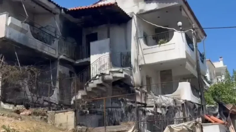 Γλυκά Νερά: Πυρκαγιά σε κατοικία - Μεγάλη κινητοποίηση της Πυροσβεστικής - newstok.gr