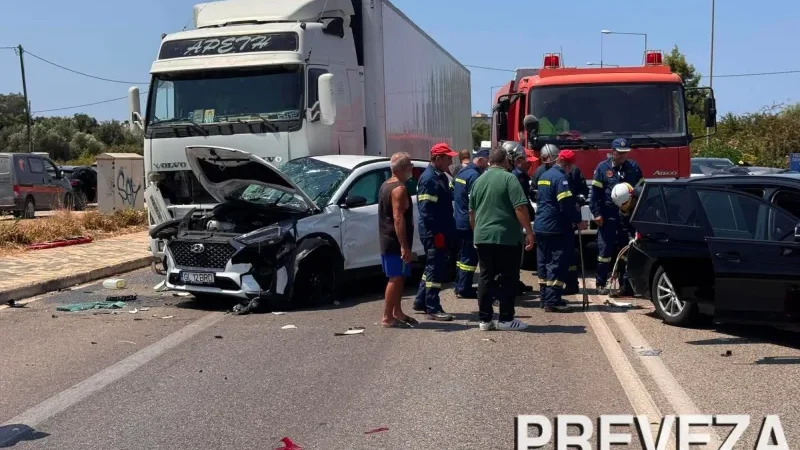 Σοβαρό τροχαίο στην είσοδο της υποθαλάσσιας σήραγγας Ακτίου - Πρέβεζας: Φορτηγό συγκρούστηκε με ΙΧ - 8 τραυματίες - newstok.gr