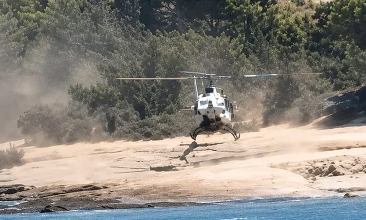 Ραγδαίες εξελίξεις με το ελικόπτερο στις Σπέτσες: Του πέρασαν χειροπέδες γιατί πέταξε ναρκωτικά την ώρα της αποβίβασης!