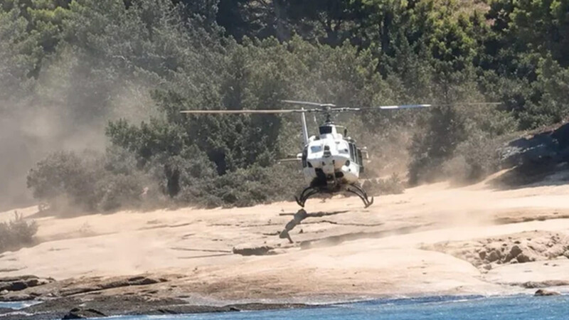 Ραγδαίες εξελίξεις με το ελικόπτερο στις Σπέτσες: Του πέρασαν χειροπέδες γιατί πέταξε ναρκωτικά την ώρα της αποβίβασης!