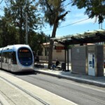 Βούλα: Άνδρας τραυμάτισε επιβάτη με σπασμένο μπουκάλι μέσα σε τραμ - Αναζητείται από τις Αρχές - newstok.gr