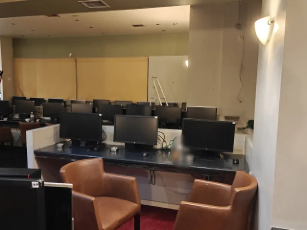 Έφοδος της ΕΛ.ΑΣ. σε παράνομο καζίνο στην Καλλιθέα: 6 συλλήψεις