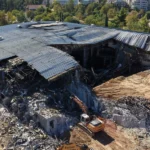 Συναγερμός στο πρώην θέατρο Μπάντμιντον: Δύο εργάτες χωρίς τις αισθήσεις τους σε υπό κατεδάφιση κτίριο - Τελευταία νέα & Έκτακτες ειδήσεις Live