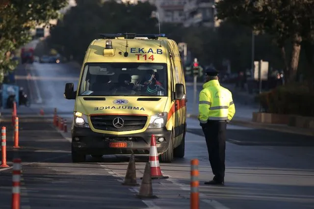Λεωφόρος Αλεξάνδρας: Μηχανή παρέσυρε οικογένεια - Τέσσερις τραυματίες σε <<Ερυθρό Σταυρό>> και <<Αγλαΐα Κυριακού>> - Τελευταία νέα & Έκτακτες ειδήσεις Live
