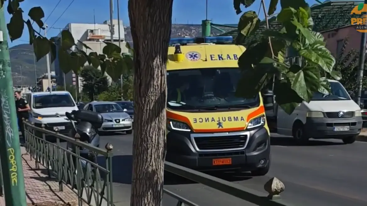Λεωφόρος Αλεξάνδρας: Μηχανή παρέσυρε οικογένεια - Τέσσερις τραυματίες σε <<Ερυθρό Σταυρό>> και <<Αγλαΐα Κυριακού>> - Τελευταία νέα & Έκτακτες ειδήσεις Live