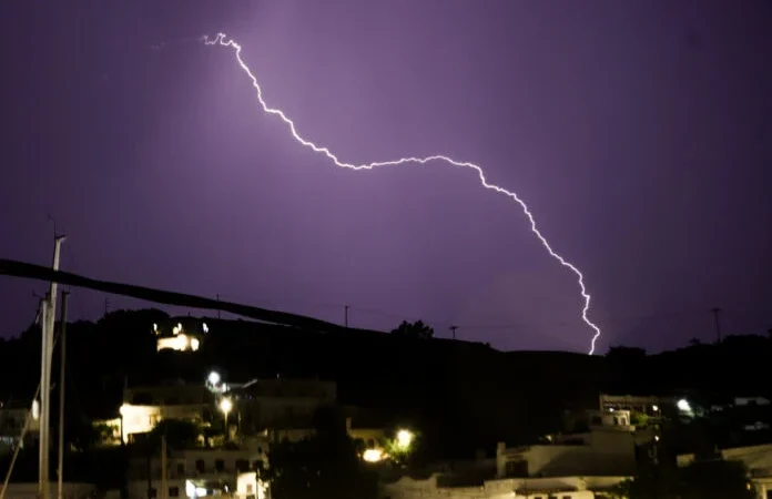 Ηλιούπολη: 50χρονη υπέστη ανακοπή από κεραυνό - Νοσηλεύεται στη ΜΕΘ του Ερυθρού Σταυρού - Τελευταία νέα & Έκτακτες ειδήσεις Live