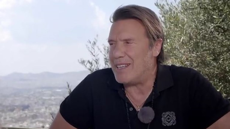 Στράτος Τζώρτζογλου: ''Η μητέρα μου είχε πιει χλωρίνη επειδή νόμιζε ότι ο πατέρας μου την απατούσε'' - Τελευταία νέα & Έκτακτες ειδήσεις Live