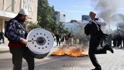 Τίρανα: Με φωτιά απαντούν οι διαδηλωτές του Δημοκρατικού Κόμματος στο κάλεσμα Ράμα για διάλογο