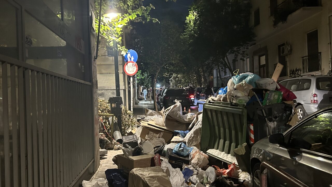 Κυψέλη: Σκουπίδια «έπνιξαν» την οδό Λέλα Καράγιαννη