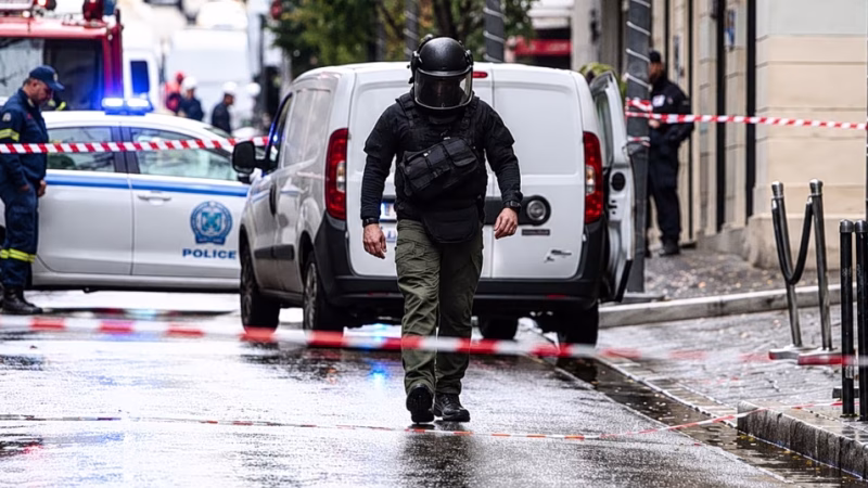 Νίκαια: Οπλοστάσιο σε ταράτσα πολυκατοικίας - Βρέθηκαν χειροβομβίδες, φυσίγγια και πολεμικό όπλο - Τελευταία νέα & Έκτακτες ειδήσεις Live