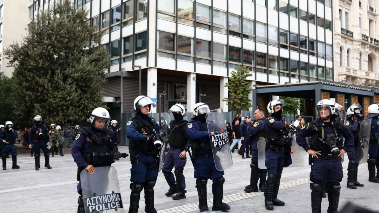Αθήνα: Τέσσερις προσαγωγές και μία σύλληψη σε πορεία αναρχικών - Τελευταία νέα & Έκτακτες ειδήσεις Live