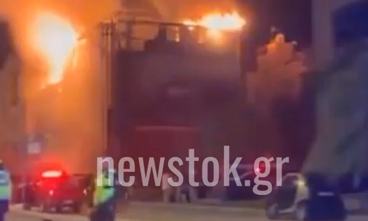 Φωτιά σε αντιπροσωπεία στη Γλυφάδα: Κάηκαν ολοσχερώς οχήματα