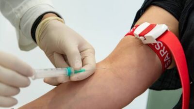 Μπορεί μία εξέταση αίματος να διαγνώσει έγκαιρα διάφορες μορφές καρκίνου; – Τι αναφέρουν ειδικοί του ΕΚΠΑ
