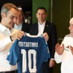 Θεσσαλονίκη: Στο ξενοδοχείο της Εθνικής ομάδας ο Μητσοτάκης - Ο Γιοβάνοβιτς του χάρισε τη φανέλα με το 10 - Τελευταία νέα & Έκτακτες ειδήσεις Live