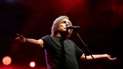Ο Βασίλης Παπακωνσταντίνου έλαβε εξιτήριο την Κυριακή μετά τη νοσηλεία του σε ιδιωτικό θεραπευτήριο για αναπνευστικό πρόβλημα