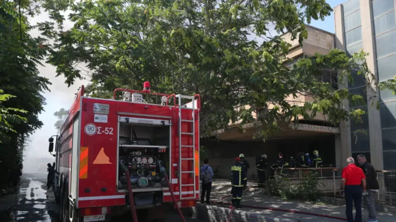 Δράμα: Άνδρας ανασύρθηκε χωρίς τις αισθήσεις του μετά από φωτιά σε διαμέρισμα - Τελευταία νέα & Έκτακτες ειδήσεις Live