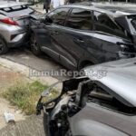 Λαμία: Κόλλησε το γκάζι και έπεσε πάνω σε παρκαρισμένα αυτοκίνητα - Στο νοσοκομείο η οδηγός - Τελευταία νέα & Έκτακτες ειδήσεις Live