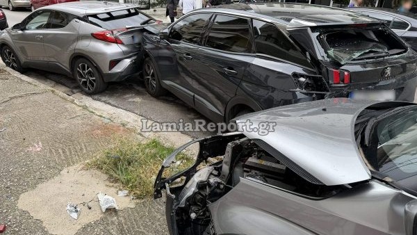 Λαμία: Κόλλησε το γκάζι και έπεσε πάνω σε παρκαρισμένα αυτοκίνητα - Στο νοσοκομείο η οδηγός - Τελευταία νέα & Έκτακτες ειδήσεις Live